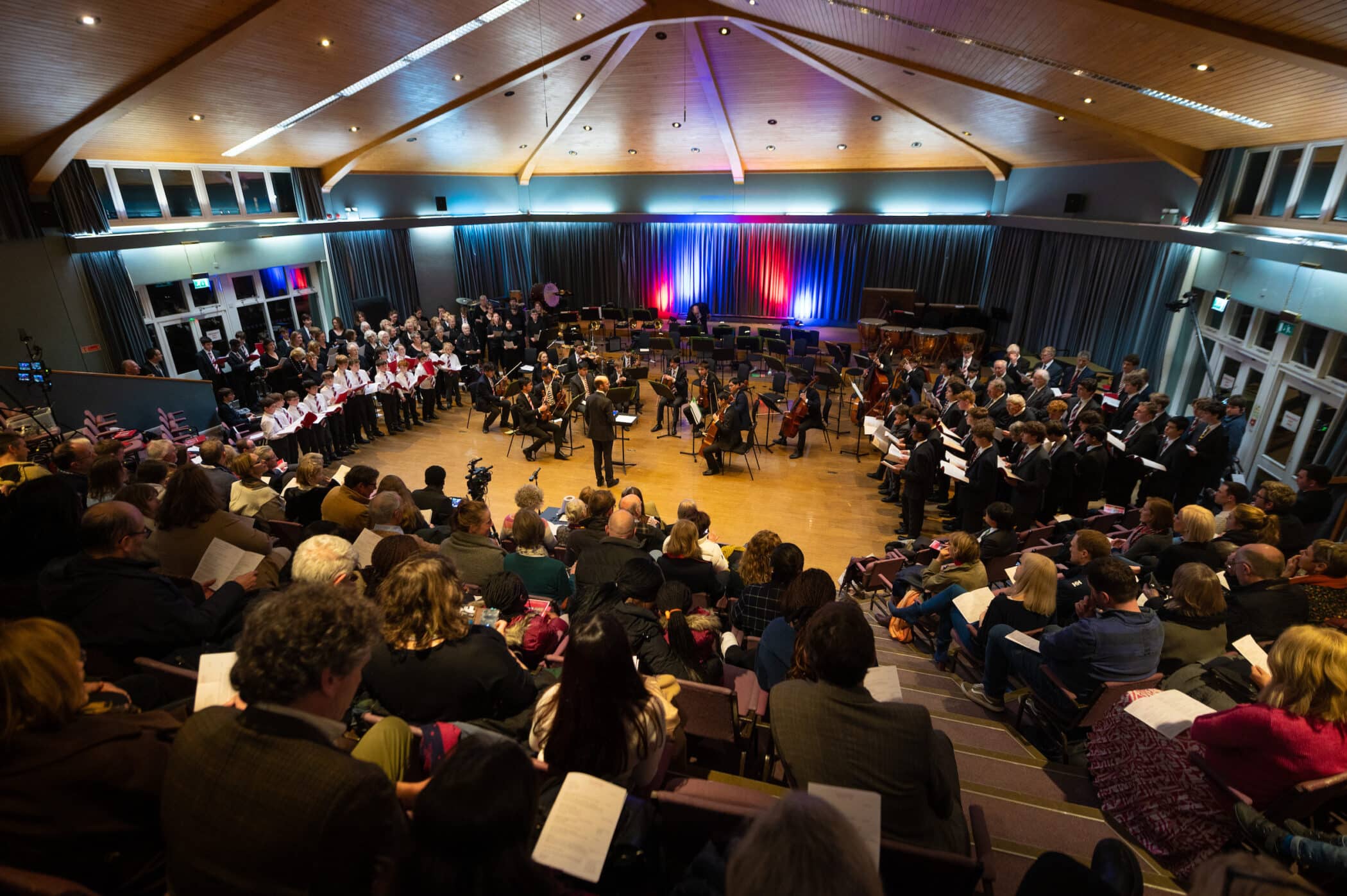 Orchestra and choir in octagonal concert hall